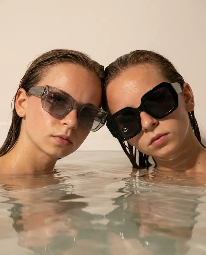 Две женщины в воде в стильных очках