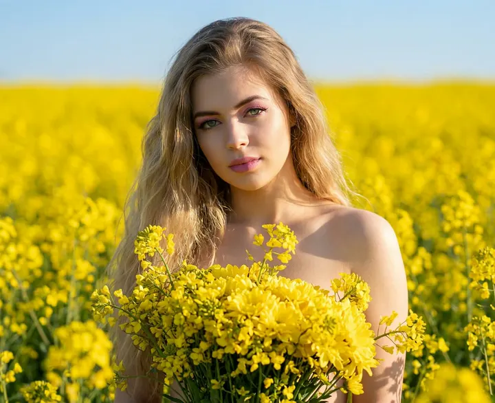 Женщина в желтом цветочном поле