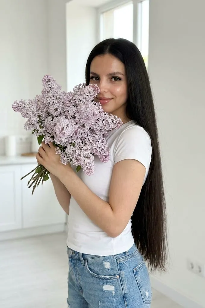 Девушка с букетом сирени