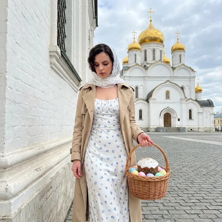 Девушка у православного храма