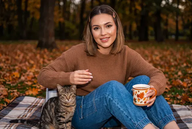 Девушка с котенком в осеннем парке
