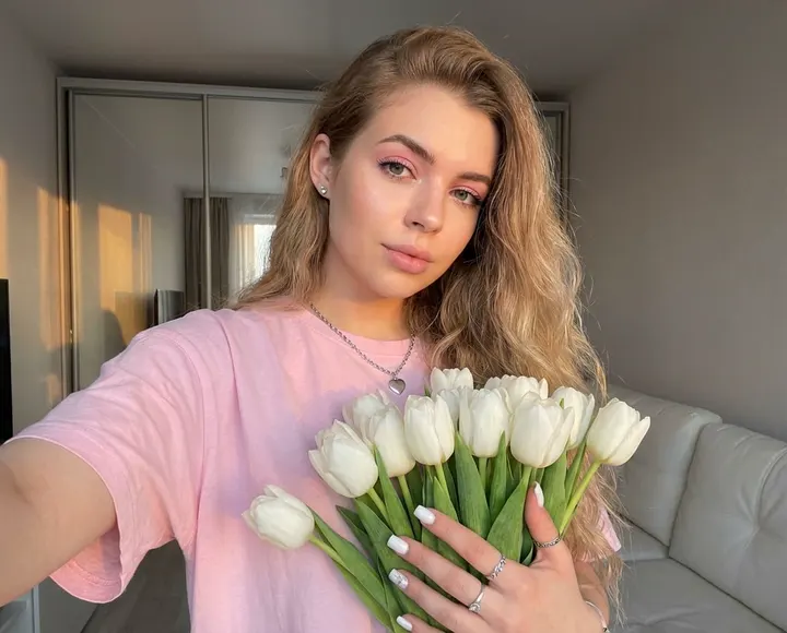Селфи с белыми тюльпанами