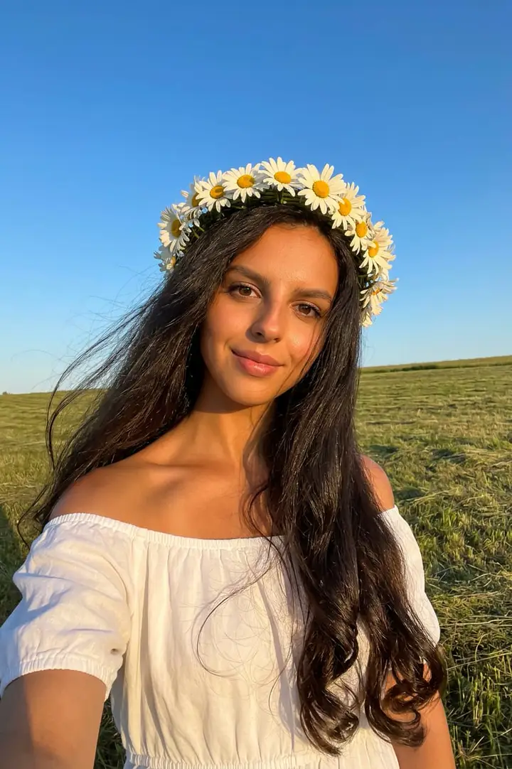 Девушка в ромашковом венке