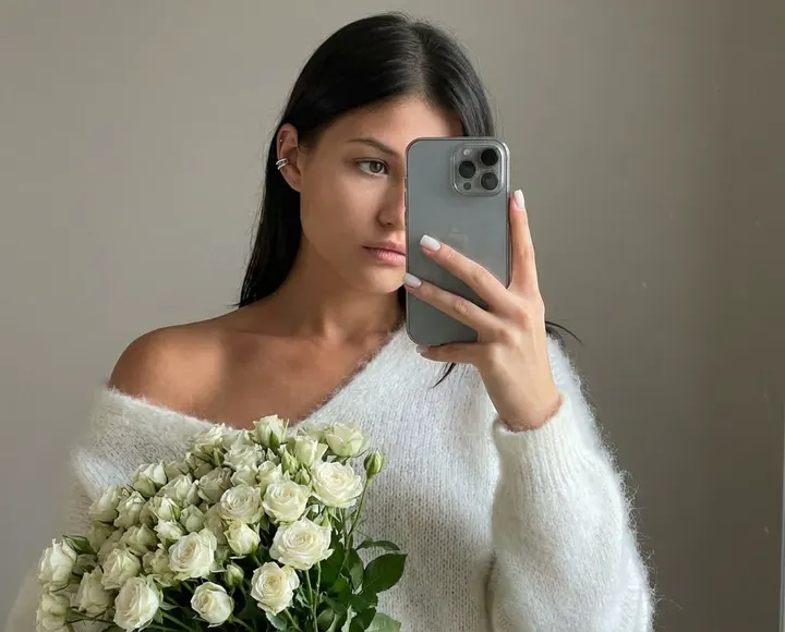 Селфи в зеркало с розами