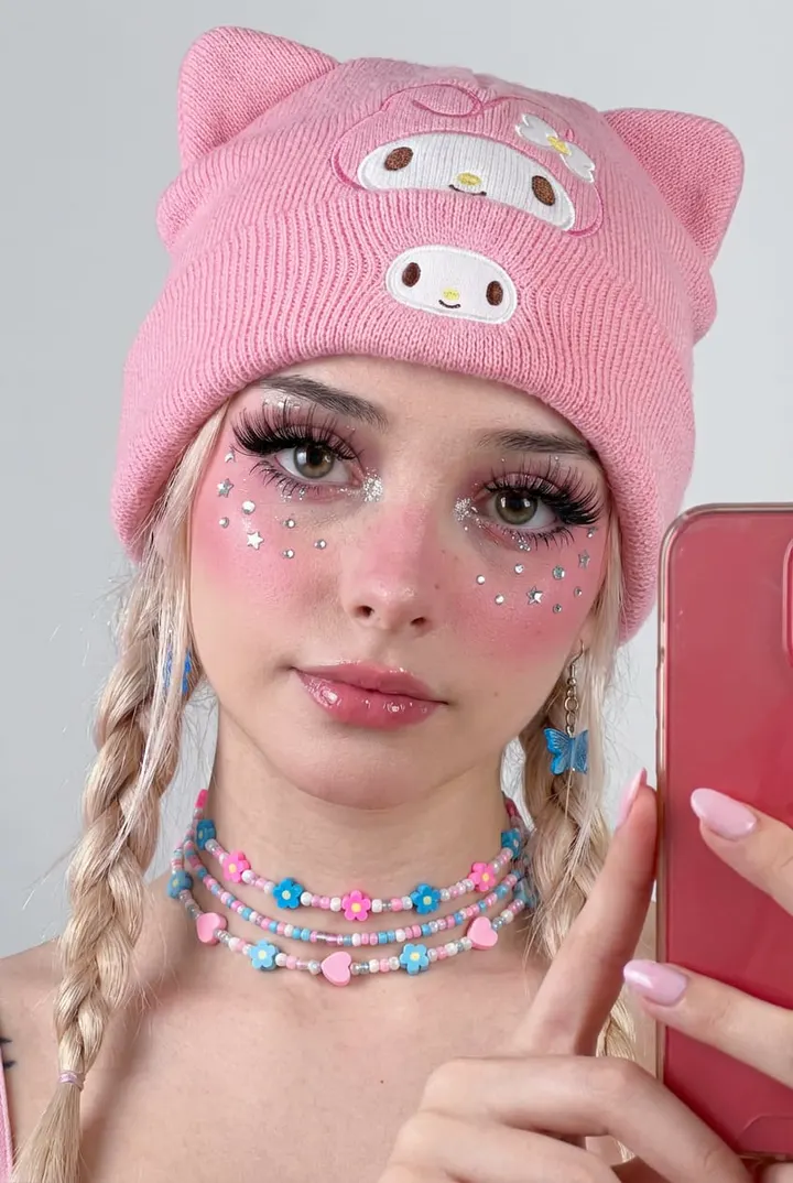 Девушка в розовой шапке My Melody