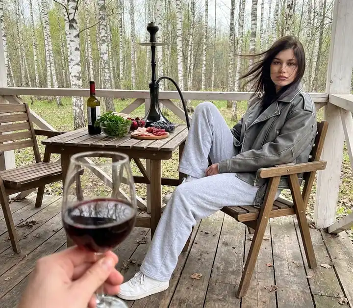 Отдых с вином на веранде