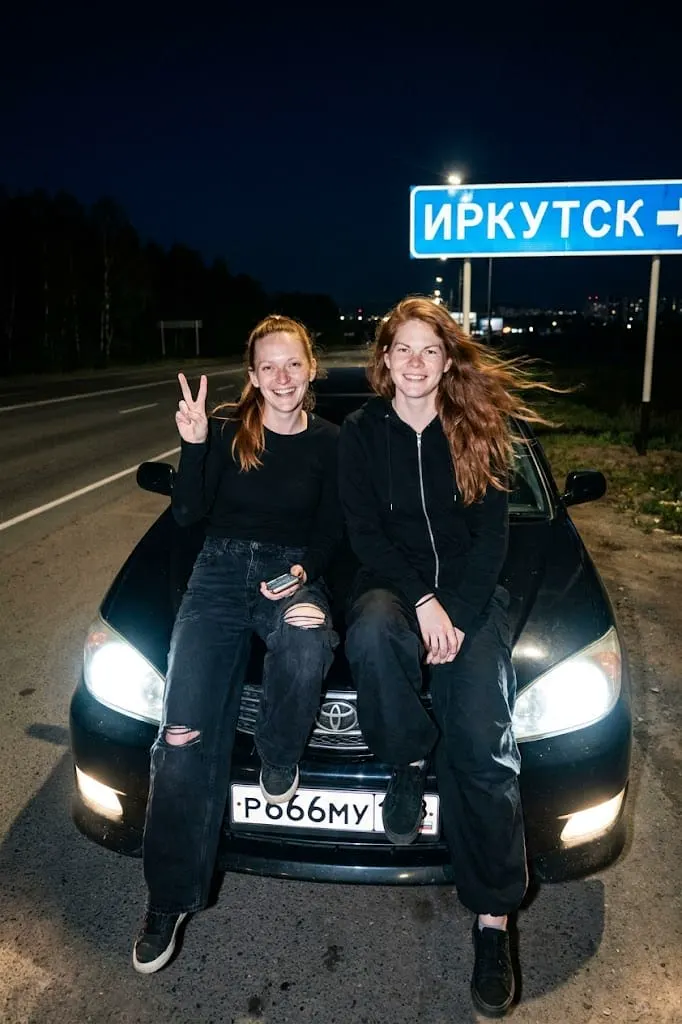 Подруги на ночном шоссе Иркутск
