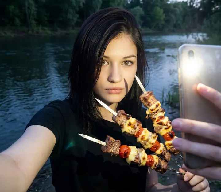 Селфи у реки с шашлыком