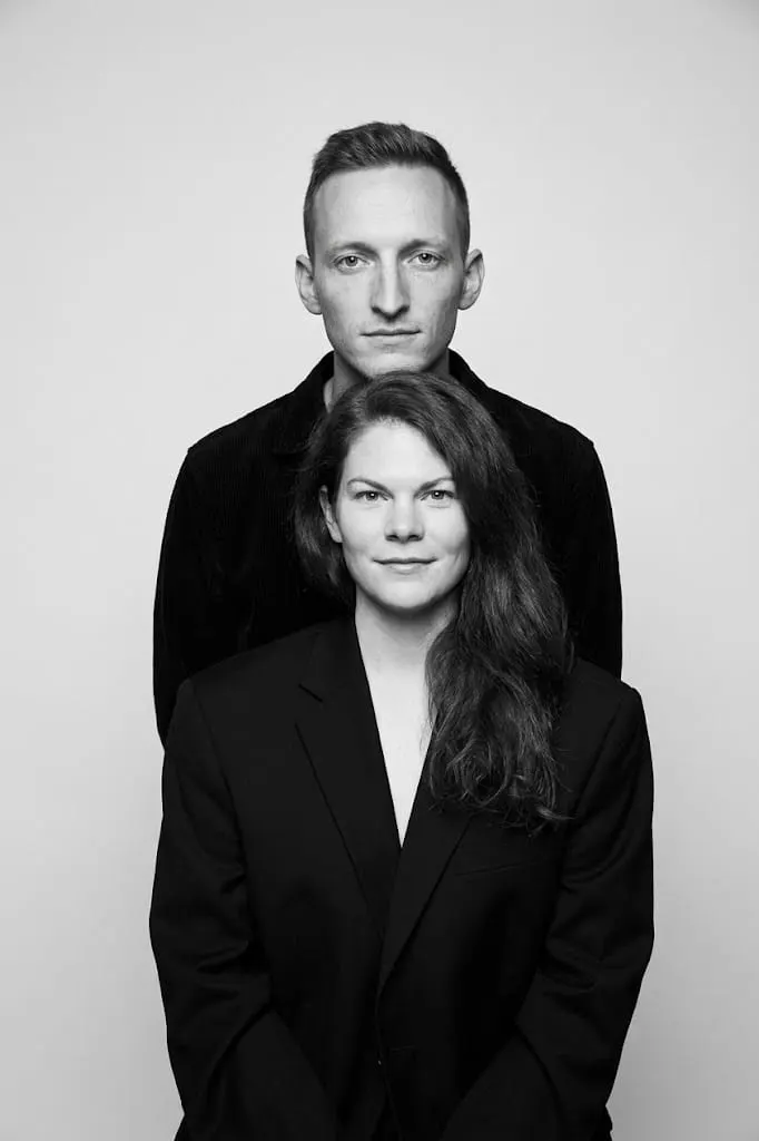 Минималистичный чб портрет пары