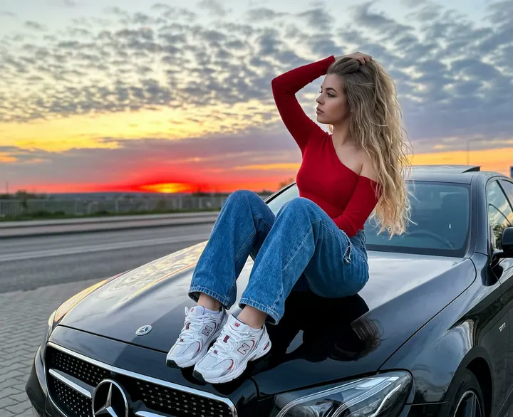 Девушка на Мерседесе на закате