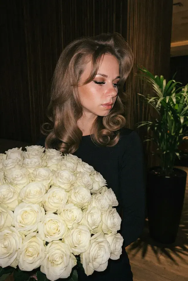 Элегантный вечер с белыми розами
