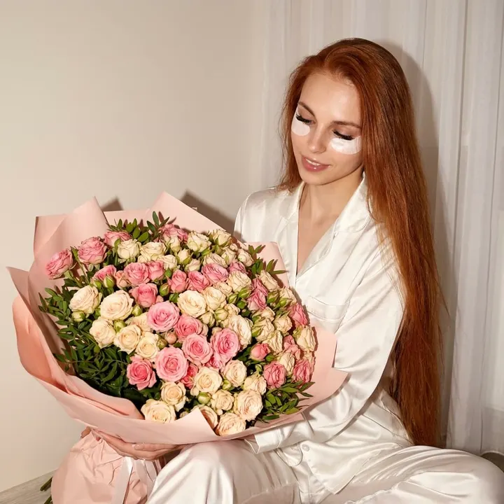 Подготовка к 8 марта в пижаме с букетом