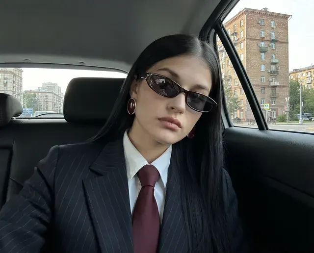 Автомобильное селфи в элегантном костюме