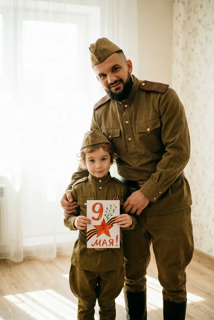 Папа и сын в форме на 9 мая