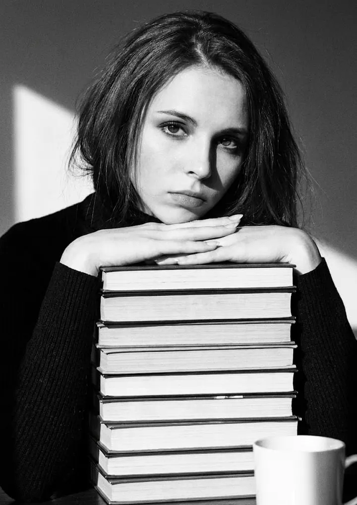 Девушка со стопкой книг чб
