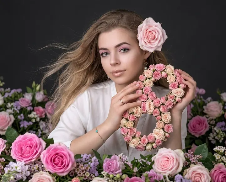 Портрет с цветочной цифрой восемь