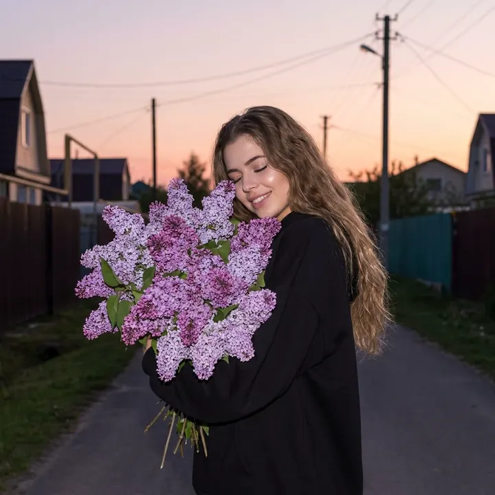 Девушка с сиренью на закате