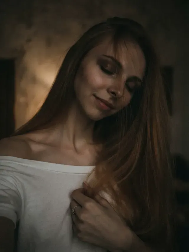 Камерное селфи в полумраке