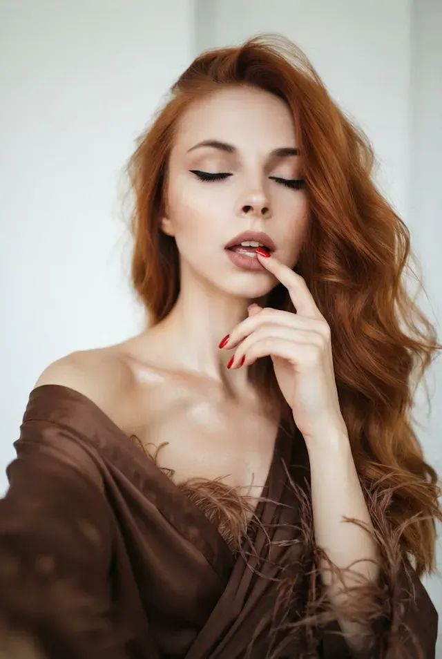 Эстетичное селфи в шелковом халате
