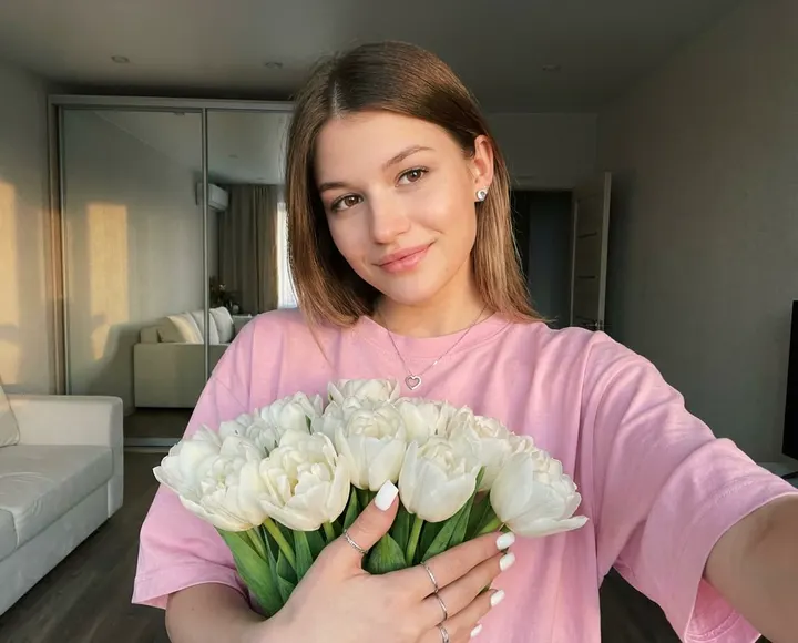 Селфи с белыми тюльпанами