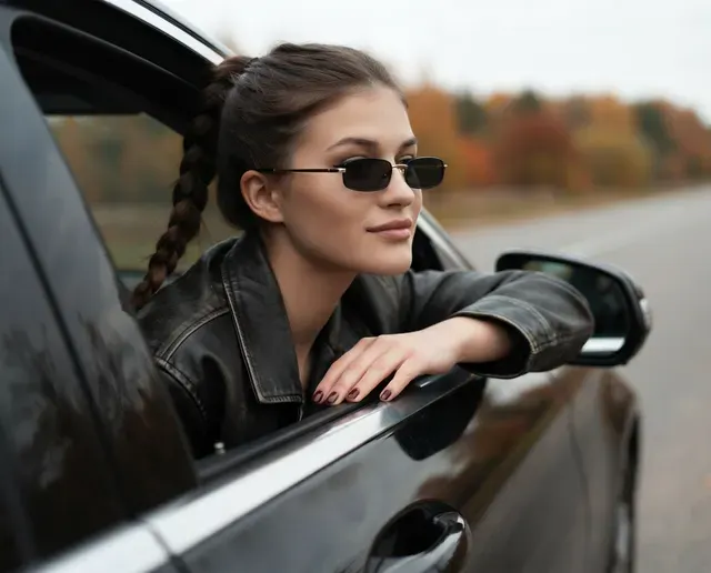Стильный кадр в черном автомобиле
