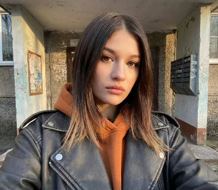 Селфи в кожанке у подъезда