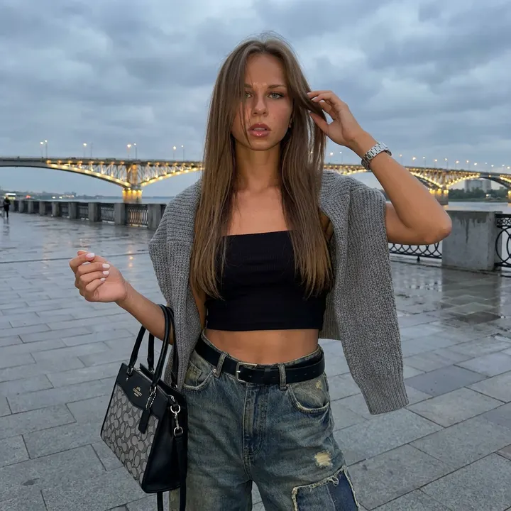 Девушка на набережной Саратова