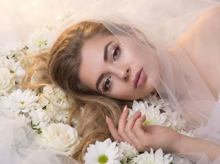 Женщина в белых цветах и тюле