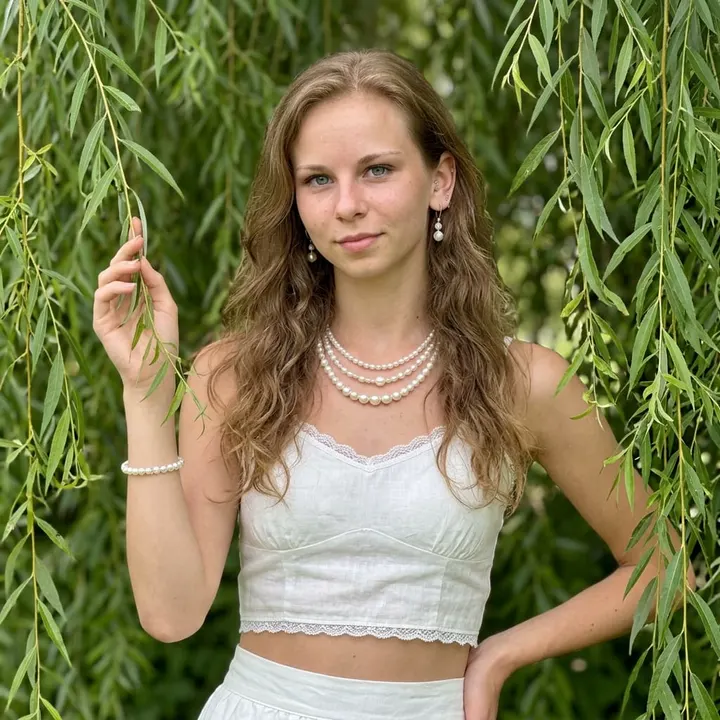 Девушка у плакучей ивы