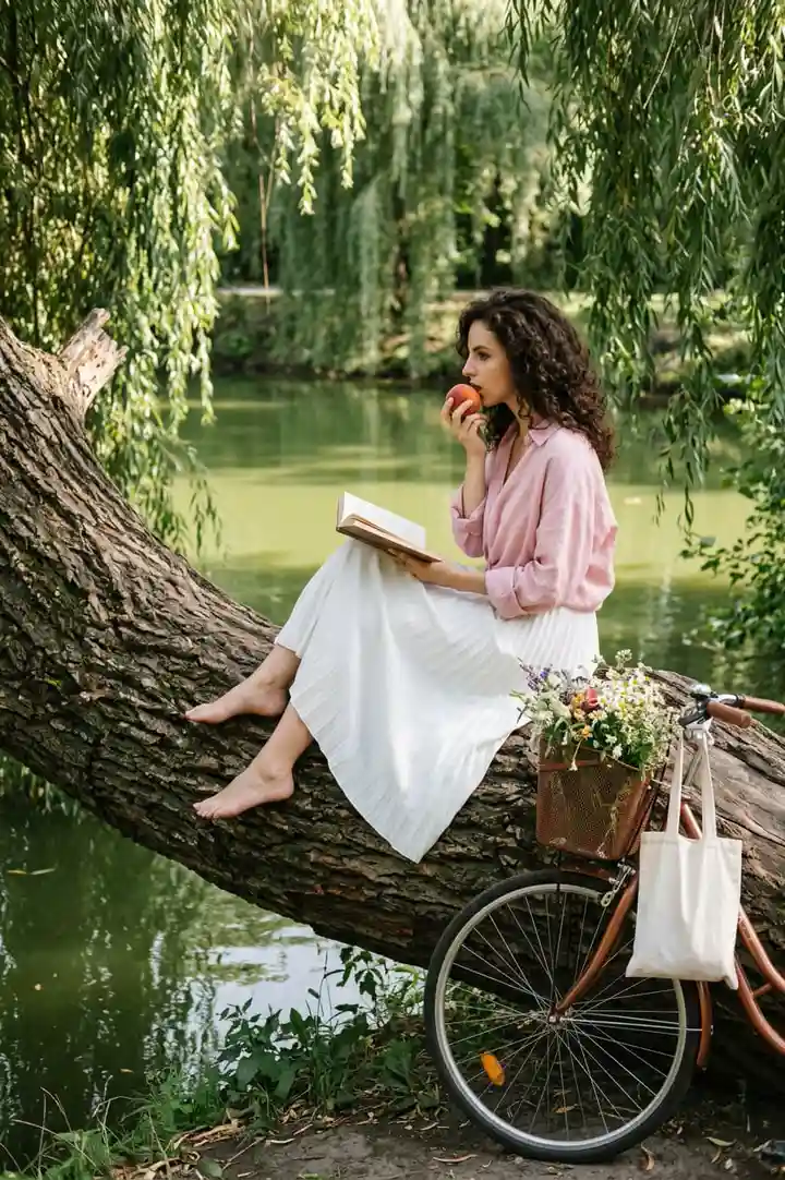 Девушка с книгой у воды