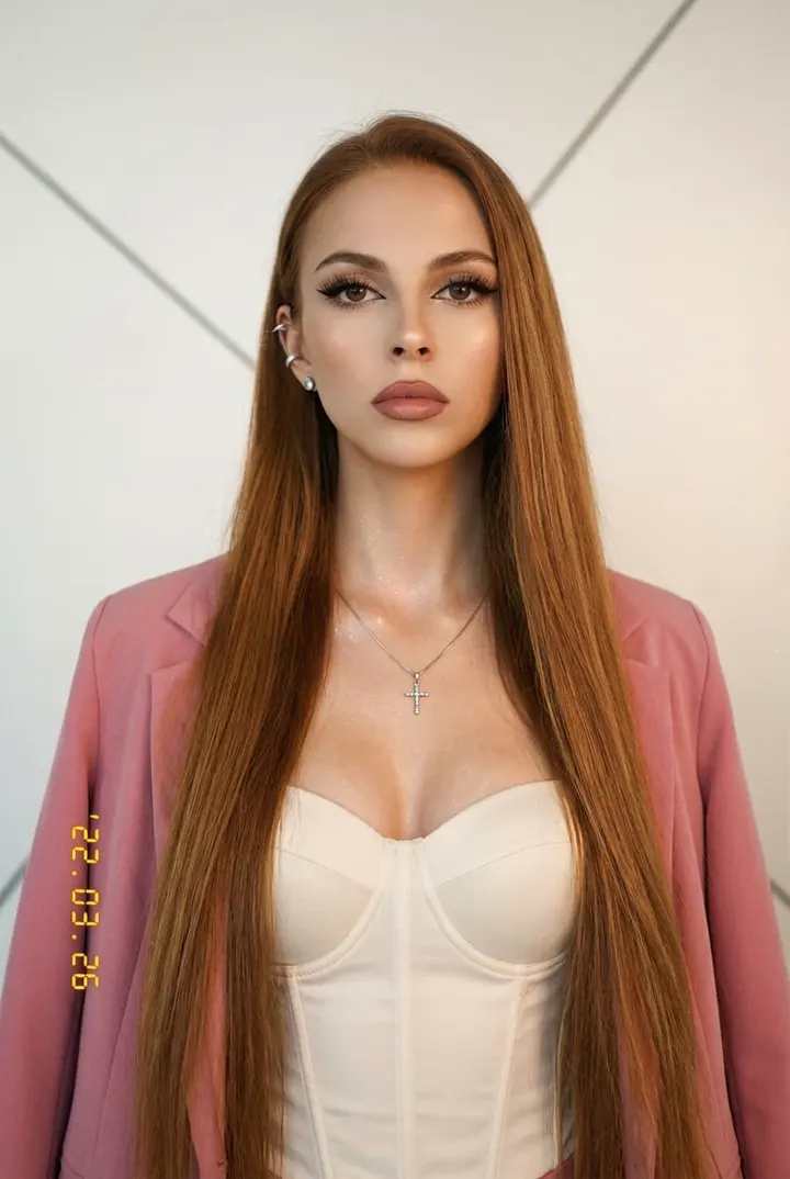 Модная фотосессия в розовом пиджаке