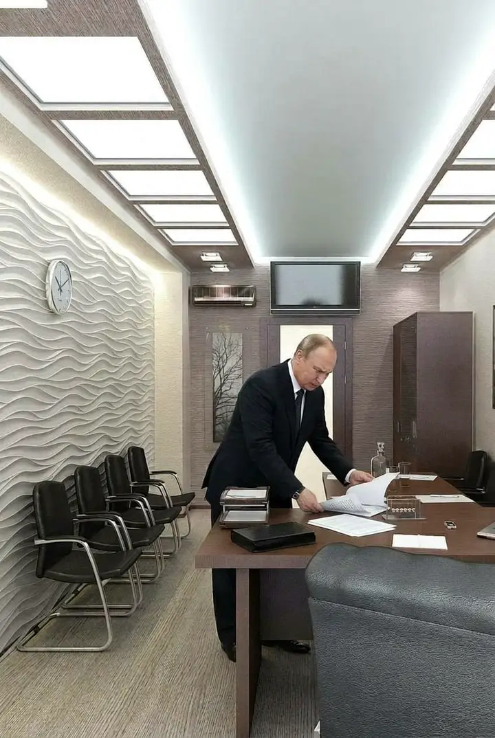 Путин в офисе с документами