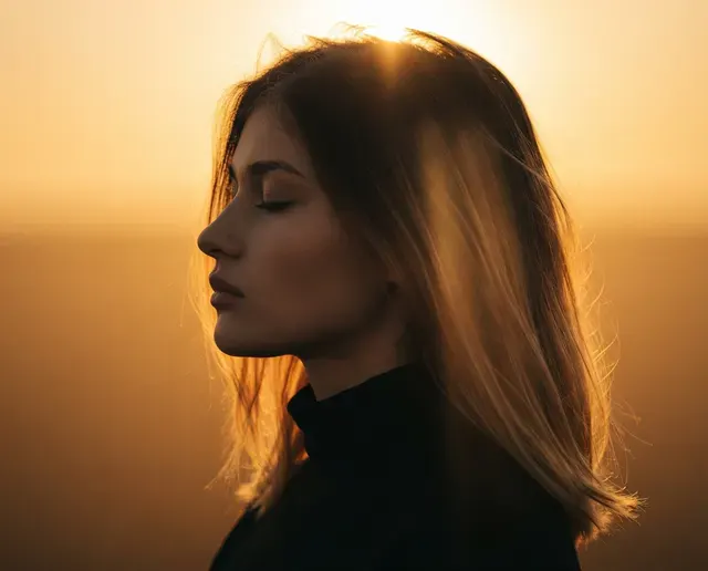 Профиль в теплых закатных лучах