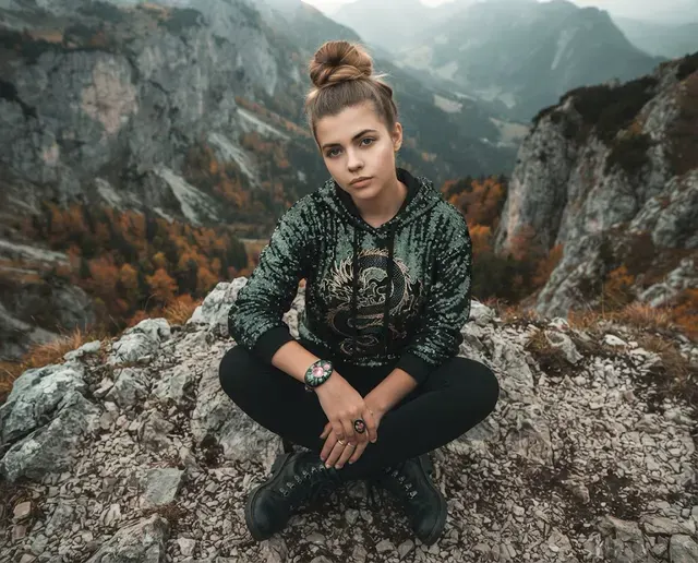 Девушка на горной вершине