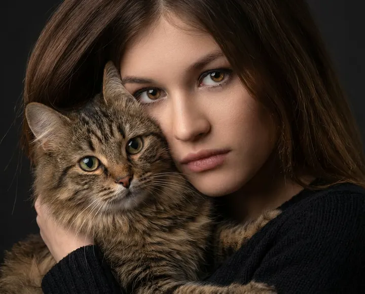 Портрет девушки с котиком