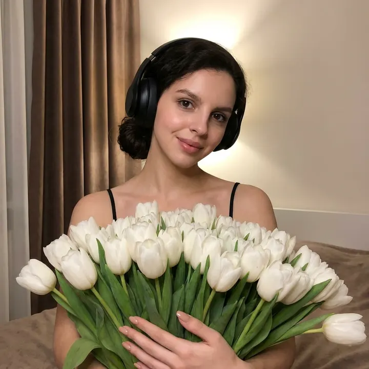 Девушка с белыми тюльпанами дома