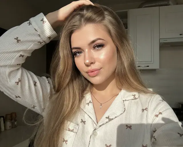 Солнечное утреннее селфи на кухне