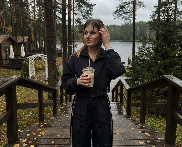 Стильная осенняя прогулка у озера