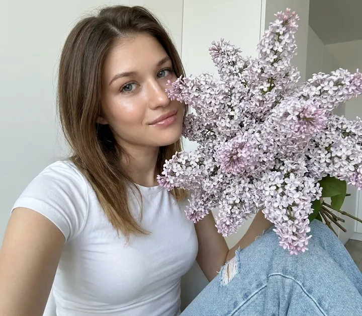 Девушка с букетом сирени