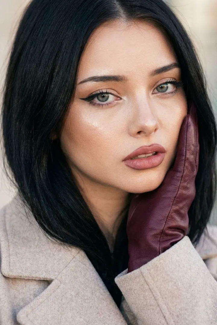 Портрет в стиле Vogue с перчаткой