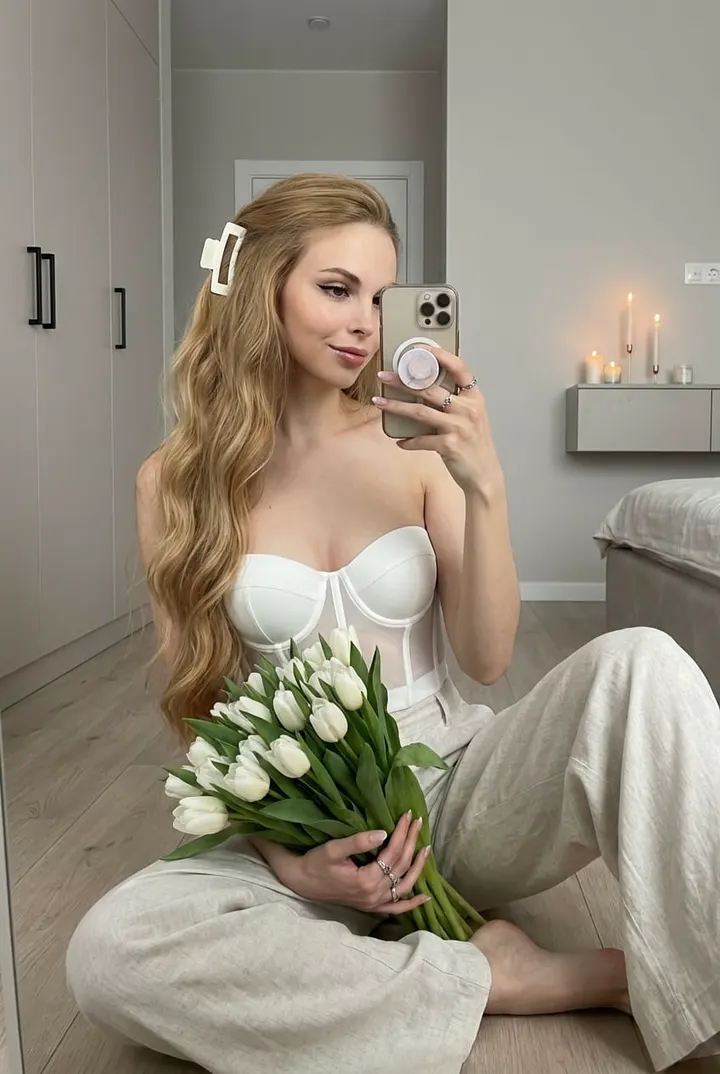 Зеркальное селфи с белыми тюльпанами