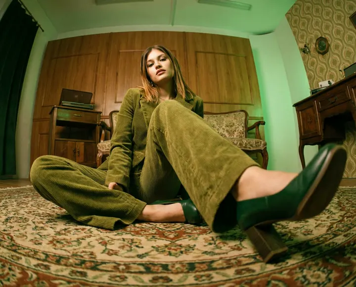 Женщина в стиле 1970-х в зеленых тонах
