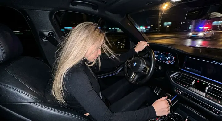 Ночная поездка за рулем внедорожника — пример фото по шаблону